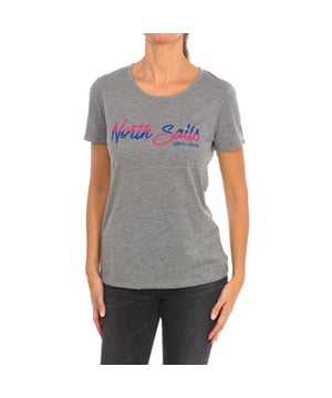 Camiseta de manga corta North Sails.
Cuello redondo con acabado acanalado.
Estampado de la marca en el frontal.
Haz que tus looks de fin de semana suban de nivel con el encanto tradicional de North Sails.
Un básico para todos los días con una actitud decidida.
Costuras vistas a tono.
 Composición: 100% Algodón
 Cuidados:
Lavar a temperatura máxima 30º.
Planchar a temperatura media.
No usar secadora.
No usar lejía.
No lavar en seco.