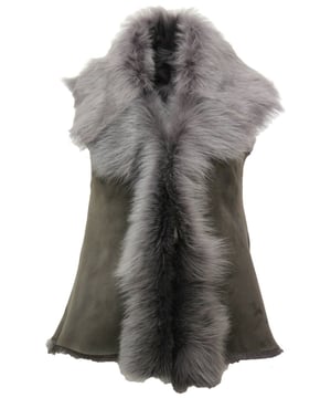 Ein hochwertiges Kleidungsstück, das perfekt geeignet ist, um in den kälteren Monaten einen eleganten Look zu bewahren und gleichzeitig warm zu bleiben. Diese Weste ist kurz geschnitten und besteht aus unserem hochwertigen spanischen Toscana-Schaffell, das dafür bekannt ist, zu den wärmsten und bequemsten Wollstoffen der Welt zu gehören. Das weiche Wollfutter kann entweder mit einem Haken- und Ösenverschluss verdeckt oder in einem markanten Wasserfalldesign an der vorderen Öffnung freigelegt werden, um einen extravaganten Look zu erzielen. Damit ist es das perfekte Stück, um Ihren Winteroutfits einen Hauch von Eleganz zu verleihen. • Ausschließlich im Vereinigten Königreich aus doppelseitigem Toscana-Schaffell hergestellt. • Das Toscana-Schaffellfutter bietet beispiellose Wärme und Komfort. • Außen- und Innenseite sorgfältig verarbeitet für ein weiches, seidiges Finish