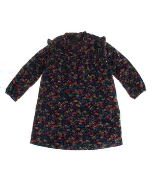 Este encantador vestido de niña de pana es perfecto para los días más frescos, gracias a su tejido suave y cálido. 

Su diseño presenta un delicado estampado floral, que aporta un toque alegre y femenino a la prenda.

El vestido cuenta con mangas largas y un corte holgado que asegura comodidad y libertad de movimiento. 

Los detalles de volantes en los hombros añaden un toque elegante y sofisticado. E

n la parte trasera, incorpora un cierre de botones, facilitando su colocación y brindando un ajuste cómodo.

Es una opción ideal para combinar con medias o leggings y unas botas, creando un look versátil y abrigado para el otoño e invierno. 

Perfecto tanto para ocasiones especiales como para el uso diario, este vestido destaca por su mezcla de estilo y funcionalidad.
 Composición: Exterior: 100% Algodón; Interior: 100% Algodón
 Cuidados:
- Lavar a mano o en ciclo delicado.
- Usar detergentes suaves.
- No usar secadora.
- Planchar a baja temperatura.
- No lavar en seco.