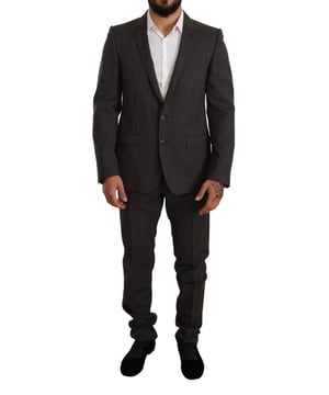 Traje de dos piezas de un solo botón; incluye blazer y pantalones  
Color: Patrón fantasía en gris y negro  
Cierre: Cierre de dos botones  
Corte: Ajuste delgado  
Tres bolsillos interiores  
Una abertura trasera  
Cierre de cremallera de 3 vías en los pantalones  
Detalles del logo  
Hecho en Italia  
Material: 100% Lana Virgen