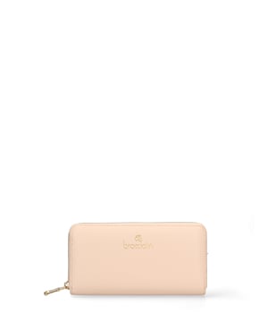 Cartera de mujer. El cierre es con cremallera. Los bolsillos internos tienen tarjeteros y uno con cremallera. Los bolsillos externos están ausentes. Falta la correa para el hombro. Falta el mango. Hay un compartimento interno. El material exterior es 50% poliéster, 50% poliuretano. Internamente es 100% Poliuretano. Medidas: 18,5x10,5x3 cm. Hecho en Italia