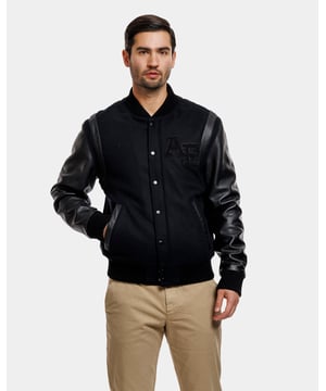 Een ultra high-end varsity jack. Een echte moderne klassieker die altijd in stijl blijft. De jas is gemaakt van schapenwol en de mouwen van eersteklas rundleer. Aan beide kanten zitten ritszakken. Het jack sluit aan de voorkant met een rits en kan verder worden vastgezet met drukknopen.