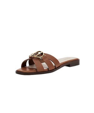 Guess Symo Damen Pantoletten aus braunem Leder. Authentisches Schuhwerk der Marke Guess - Streetwear/Sportswear-Design von Guess - Fashion für Frauen, perfekt für den Alltag - Die braunen Guess Pantoletten lassen sich ideal mit Ihrer Garderobe kombinieren - Bequemes Leder-Material - Klassische Schnalle - Symo - Synthetisch