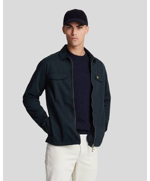 Blijf comfortabel en stijlvol met de marineblauwe jas van Lyle & Scott. Lyle & Scott blauwe jas, gemaakt in China, 100% polyester, merklogo op de borst, normale pasvorm, maat valt normaal, merkbadge linksvoor op de borst. , Marinejas