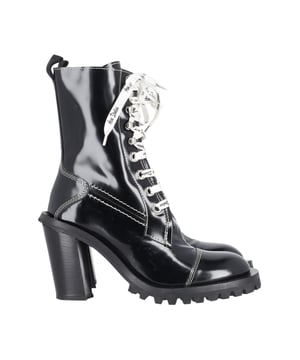 VINTAGE, RRP AS NEW
Inspired by contemporary culture and art, Acne Studios Artistic Director Jonny Johansson created these patent leather lace-up ankle boots. As a nod to the 90s, they feature a sculptural rubber sole and a large square heel. On an arched base that lengthens your figure, they feature contrasting white laces for a style somewhere between military shoes and women's pumps.
Acne Studios Laced-Up Combat Boots in Black Patent Leather
Condition: very good
Sign of wear: Wear on the soles
Material: Patent Leather
Color: black
Size: EU37/US7
SKU: 237534