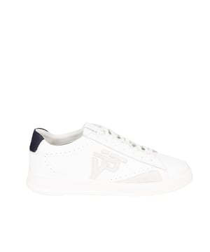 Atadas con cordones, estos zapatos proporcionan un ajuste perfecto al pie, lo que los hace extremadamente cómodos y estables para el uso diario.

La punta redondeada les da a los zapatos un aspecto clásico que combina perfectamente tanto con estilos casuales como más elegantes.

En la lengüeta, el nombre de la marca está sutílmente grabado, lo que añade un carácter único a los zapatos y destaca su originalidad.

En los laterales, el logo de la marca está cuidadosamente colocado, lo que no solo es un elemento decorativo, sino que también demuestra la alta calidad de fabricación y la atención al detalle.

La suela con logo no solo es un detalle estilístico, sino que también proporciona excelente adherencia y durabilidad, lo que hace que los zapatos sean adecuados para diversas condiciones.

Hechos de cuero ecológico de alta calidad, los zapatos no solo son elegantes, sino también amigables con el medio ambiente, lo que los convierte en una excelente elección para los consumidores conscientes.

Empacados en una caja de la marca, estos zapatos son una idea de regalo ideal que seguramente encantará a cualquier amante de los accesorios modernos y funcionales.