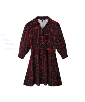 Marca: Desigual  
Género: Mujeres  
Tipo: Vestidos  
Temporada: Otoño/Invierno  

DETALLES DEL PRODUCTO  
• Color: rojo  
• Patrón: estampado  
• Cierre: botones  
• Mangas: largas  
• Cuello: clásico  

COMPOSICIÓN Y MATERIAL  
• Composición: -100% viscosa  
• Lavado: lavado a máquina a 30°  