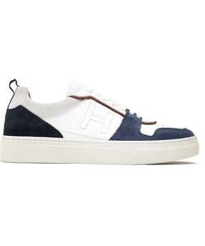 Die Hackett London Dextair Sneaker bringen deinen Stil auf den Punkt. Die sportlichen Schuhe sind aus weißem Leder gefertigt und werden mit blauen Details und einem gepolsterten Kragen akzentuiert. Die Gummisohle, herausnehmbare Innensohle und das gestickte H-Logo sorgen für ein angenehmes Tragegefühl mit Retro-Vibes und Designer Flair.