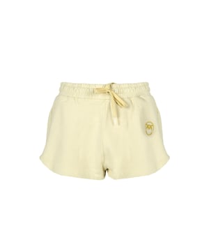 Los pantalones cortos de chándal son la elección perfecta para cualquier ocasión, combinando comodidad con un estilo de moda, lo que te permite disfrutar de la libertad de movimiento y comodidad durante todo el día.

Con una banda elástica en la cintura, garantizan un ajuste perfecto al cuerpo, lo que significa que no tienes que preocuparte por que se deslicen o por la incomodidad durante el uso, incluso durante actividades físicas intensas.

En la pierna izquierda, el nombre de la marca y el logo corporativo agregan un carácter único a los pantalones cortos, subrayando su autenticidad y diseño moderno, que seguramente atraerá atención.

Con dos bolsillos insertados, ofrecen un lugar práctico para almacenar pequeños objetos, como llaves o teléfonos, lo que hace que estos pantalones cortos no solo sean estilosos, sino también funcionales.

Fabricados con tela de alta calidad, que es suave y transpirable, proporcionan una excelente circulación de aire y durabilidad, lo que significa que los pantalones cortos te servirán durante mucho tiempo, manteniendo su perfecta apariencia.