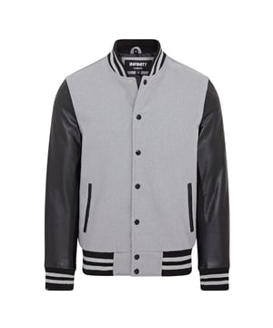 Presentamos el epítome del estilo universitario: nuestra chaqueta de béisbol de lana Letterman con mangas de cuero auténtico. Confeccionada con una lana fina y duradera y un tejido de lana suave para el cuello, las mangas y la cintura, esta chaqueta promete comodidad y longevidad. Las mangas de cuero genuino agregan un toque de lujo y durabilidad, mientras que el forro fino con un bolsillo interior con ribete de lana completa el paquete. Cada chaqueta universitaria está hecha a medida con combinaciones de colores uniformes y diseño de ribetes. Capa exterior Lana con mangas de cuero de oveja genuino Cierre de botón con tachuelas en la parte delantera Forro de poliéster suave Interior con dos bolsillos interiores, incluido un bolsillo para el móvil Costuras de alta calidad