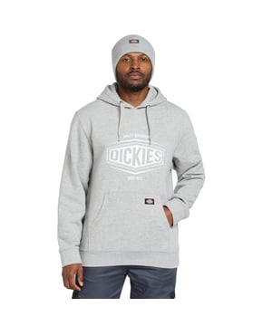 Ein lässiger Hoodie von der Arbeitskleidungsikone Dickies. Hergestellt aus 80 % Baumwolle für eine weiche, bequeme Passform. Diese lässige Schicht macht das Wochenende angenehmer. Ausgestattet mit einem Retro-Dickies-Brustlogo und einem klassischen Dickies-Etikett auf der Kängurutasche. Perfekt für die Kombination mit Jeans oder Cargo-Hosen an entspannten Tagen. - Kängurutasche für die wichtigsten Dinge - Verstellbare Kapuze mit einem gepolsterten Rand - Auffälliger Dickies-Druck auf der Brust - Dickies-Logetikett an der Tasche - Material: 80 % Baumwolle, 20 % Polyester