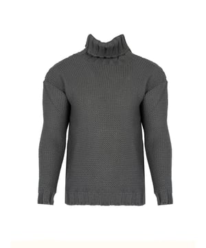 Der durchgesteppte Pullover ist eine perfekte Wahl für kühlere Tage, der Eleganz und Komfort vereint.

Die einheitliche Farbe macht ihn sehr universell und einfach zu verschiedenen Stilrichtungen, sowohl casual als auch formeller, zu kombinieren.

Der Rollkragen verleiht ihm Klasse und Wärme, schützt den Hals vor kaltem Wind und verleiht gleichzeitig einen stilvollen Look.

Der lockere Schnitt sorgt für Bewegungsfreiheit und Tragekomfort, ideal für den täglichen Gebrauch sowie für Wochenend-Outfits.

Hergestellt in Italien, was die höchste Qualität der Verarbeitung garantiert und die Aufmerksamkeit für jedes Detail gemäß der Tradition des italienischen Handwerks sicherstellt.