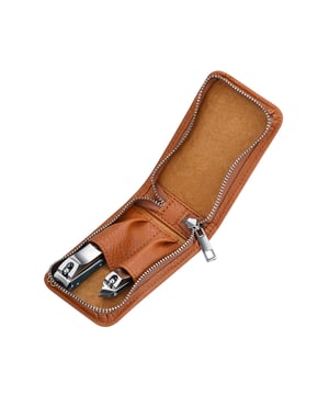 Es un juego de 2 piezas de herramientas quirúrgicas de acero inoxidable con estuche de viaje resistente con cremallera, cortaúñas y cortaúñas de los pies.