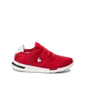 Los entrenadores de hombres sintéticos Red Synthetic Red sintéticos LE Coq Sportif Solas Sport Sport Sport son la opción perfecta para cualquier estilo de vida activo. Estos elegantes entrenadores cuentan con una parte superior sintética liviana con un cómodo cierre de cordones y una silueta deportiva. Además, la suela de goma duradera asegura un agarre y tracción superiores para un paso seguro y seguro. El tono rojo audaz garantiza un aspecto destacado, mientras que el icónico detalle del logotipo agrega un toque de estilo clásico. Con estos entrenadores, podrá mantenerse activo y verse bien al mismo tiempo.