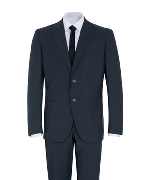 85% Schurwolle, 15% Mohair; Corneliani Anzug; Modell: 838Z72 9168435 021; Hochwertig verarbeitet; Weicher Baumwollmix; Reverskragen; Zwei Taschen vorne, eine Brusttasche; Drei Innentaschen; Zwei Seitenschlitze; Anzughose mit Haken- und Reißverschluss; Zwei seitliche Schlitztaschen, zwei kleine Taschen vorne, zwei Paspeltaschen hinten; Gürtelschlaufen