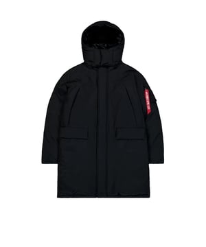 Dieser gefütterte Parka vereint Funktionalität und Stil in einem robusten Design. Die hochschließende Kapuze mit Tunnelzug bietet optimalen Schutz vor Wind und Wetter und lässt sich bei Bedarf abnehmen. Der durchgehende Reißverschluss wird von einer Sturmblende mit Klettverschluss geschützt, um Kälte zuverlässig fernzuhalten. Vier geräumige Außentaschen mit Klettverschluss und eine praktische Ärmeltasche mit Reißverschluss bieten ausreichend Stauraum für deine Essentials. Dezente Label-Prints, Stickereien und ein Flag-Tag am Ärmel verleihen dem Parka einen modernen Look. Perfekt für kühle Tage, wenn du draußen unterwegs bist und gleichzeitig gut aussehen willst.