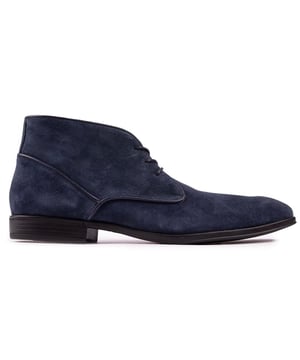 Vístase de manera elegante e informal o relajada y relajada con estas botas Chukka Foster de estilo desierto por excelencia de Steptronic con una parte superior de gamuza azul. cómoda suela de goma y detalles cosidos. Ya sea que vayas a la ciudad o te los pongas como ropa de fin de semana. Estos zapatos son perfectos para muchas ocasiones.