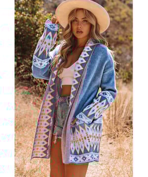 Stylischer und vielseitiger Cardigan mit Aztekenmuster und offenem Vorderteil  
Offenes Design für einfaches Layering  
Relaxed Fit  
Aufsehenerregendes Aztekenmuster  
Hergestellt aus hochwertigen Materialien  
Bequem zu tragen  
Perfekt für Frauen  
Geeignet für verschiedene Anlässe