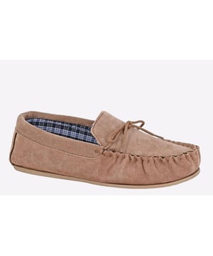 These Bruce leather loafer slippers from Mokkers have been design to give you a comfortable and warm step every single time you slide these slippers on to your feet.
- Suede leather upper
- Slip-On design
- Cushioned footbed
- Durable rubber outsole