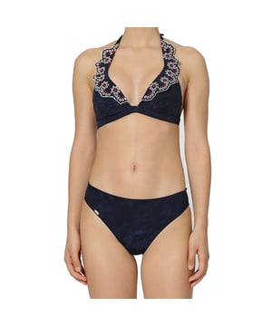 Conjunto: Sujetador triangular de baño + Braguita de baño.
Sujetador triangular de baño: Con aros.
Copas sin foam.
Tiras para anudar en el cuello y cierre de detrás.
Cierre con corchetes.
Bordado.
Efecto perforado.
Con volantes.
 Composición: 80% Poliamida, 20% Elastano
 Cuidados:
Lavar a mano.
No planchar ni utilizar lejía.
No secar en secadora.