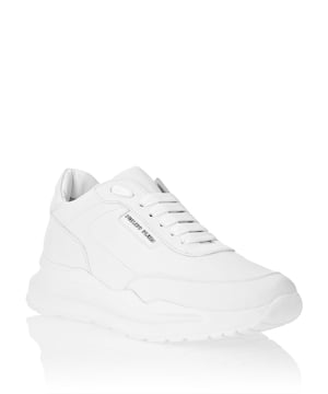 Actualiza tu colección de zapatos con nuestras elegantes zapatillas de cuero negro que lucen una llamativa suela blanca. Elaboradas meticulosamente con materiales de alta calidad, estas opulentas zapatillas combinan sin esfuerzo moda y comodidad para el hombre contemporáneo. Ya sea para una salida casual o un evento semi-formal, este zapato adaptable es una adición esencial a tu armario. Abraza la elegancia y la refinación con esta obra maestra duradera y versátil.