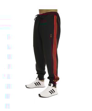Mens adidas Bayern Munich Lifestyle Pants in black.- Elastic waist with drawcord.- Side seam zip pockets.- Back zip pocket.- Elasticated cuffs.- Iconic Bayern crest.- Regular fit.- Main Material: 100% Cotton.- Ref: HS5272
