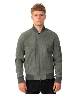 Ervaar een perfecte mix van stijl en comfort met ons geitensuède leren bombervarsityjack. Dit jack is gemaakt van premium geitensuède en biedt een luxueus gevoel in een lichtgewicht ontwerp. De ribgebreide kraag, manchetten en zoom voegen een klassiek tintje toe, terwijl de YKK-ritsen zorgen voor soepele functionaliteit en duurzaamheid. Met twee buitenzakken op de taille en twee binnenzakken heb je voldoende ruimte om je essentiële spullen bij de hand te houden. De jas heeft ook een handige MA1-zak op de mouw. Met deze jas, verkrijgbaar in vier veelzijdige kleuren, kunt u moeiteloos uw persoonlijke stijl uiten. • Constructie van premium geitensuède voor een luxueus gevoel • Ribgebreide kraag, manchetten en zoom voor een klassieke bomberjack-look • YKK-ritsen voor soepele functionaliteit en langdurige duurzaamheid • Twee buitenzakken op de taille en twee binnenzakken voor voldoende opbergruimte • Handig MA1 zak op de mouw voor extra stijl en gebruiksgemak.