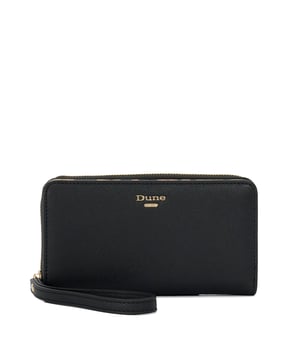 This stylish purse has been crafted in tan and features a leopard print lining. This sleek and compact design opens up to reveal a zip compartment to keep your essentials safe and a section to store your cards. Complete with our logo on the front in gold hardware, the additional wristlet detail allows you to carry Krissyo hands free.