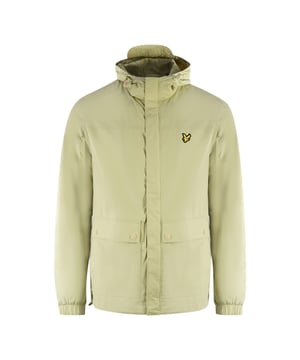 Chaqueta verde claro con bolsillo y capucha de Lyle & Scott. Enfréntate a los elementos con estilo con la chaqueta Lyle & Scott. Este elegante abrigo está diseñado para lucir genial con casi cualquier conjunto. Haz una declaración con una chaqueta que luce genial y te mantiene protegido de los elementos. Abrigo verde claro Lyle & Scott, abrigo ligero, con capucha, 100% nailon, relleno: 100% poliéster. Cierre central con cremallera, 2 bolsillos con cierre de botón. Corte regular, Se ajusta a la talla real, Insignia de la marca en la parte delantera izquierda del pecho. Estilo: JK1410V W591