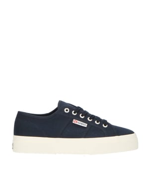 De evolutie van een icoon. Deze Superga 2740 sneakers verhogen het kenmerkende unisex silhouet met een 3,5 cm platte zool - een licht en comfortabel flatterend detail dat trouw blijft aan het ontwerp-DNA van het merk.