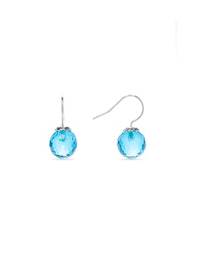 Pendientes geel de plata de ley 925 y cuarzo hidrotermal azul aguamarina con acabado en baño de rodio. El nombre de la línea lo avala: ATELIER Color. Joyas que se rinden a un diseño atípico que han colocado estos diseños sensuales en una posición privilegiada: formando parte del fondo de armario de la mujer actual. Diseños constituidos por circonitas de colores cuidadosamente terminados a mano sobre una base de Plata de Ley 925.  Una redefinición de diseños de joyería que se materializa en diseños puros y simples. Creaciones que expresan la singularidad femenina: ready- to-wear.