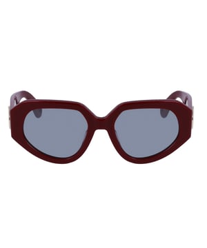 Gafas de sol LNV628S con montura de acetato.

Forma y diseño:
- Estas gafas Lanvin tienen una silueta rectangular.

Material de la montura:
- La montura de estas gafas está fabricada en acetato, un material plástico.
- El acetato proporciona durabilidad, flexibilidad y un acabado liso a la montura.

Patillas de acetato:
- Las patillas también están hechas de acetato, a juego con el material de la montura.
- El acetato en las patillas las hace livianas y cómodas de llevar.

Detalles de la marca:
- Grabado de la marca Lanvin en las patillas.
- Estos elementos de diseño ayudan a identificar claramente el modelo como parte de la colección de gafas Lanvin.

Lentes:
- Los lentes son de alta calidad.
- Estos lentes proporcionan una excelente protección UV y una visión nítida y clara.
 Medidas: Ancho lente: 53 mm. Puente: 19 mm. Patillas: 140 mm.
 Composición: Acetato
 Cuidados:
Utiliza un paño de microfibra suave y limpio para limpiar tus gafas de sol. Este tipo de paño no rayará los lentes.
Evita usar productos de limpieza abrasivos, detergentes, alcohol o acetona, ya que pueden dañar los lentes y los tratamientos antirrefleja