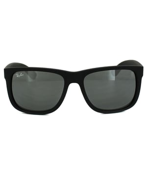 Ray-Ban Zonnebril Justin 4165 622 / 6G Rubber Zwart Grijze spiegel is geïnspireerd op de originele Wayfarer 2140 en zijn een van de coolste ontwerpen in de hele Ray-Ban-collectie. Justin is een gedurfde stijl met grote, boxy-lenzen die geschikt zijn voor de meeste gezichtsvormen en ze delen dezelfde gevleugelde tempels als de klassieke 2140. Het propionaat plastic frame is super lichtgewicht voor comfort en ze zijn ook beschikbaar in heldere, frisse kleuren als de traditionele keuzes. Het Ray-Ban Justin maakt deel uit van de Highstreet-collectie en is daarom een ​​betaalbare keuze.