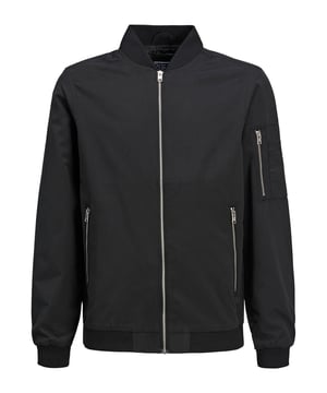 Ontdek de casual stijl met dit blouson jack voor jongens. De lichtgewicht constructie biedt een comfortabele pasvorm voor dagelijks gebruik. Met de eenvoudige ritssluiting trek je hem snel en gemakkelijk aan. De opstaande kraag geeft het jack een koele touch. De ritszakken aan de zijkant bieden praktische opbergruimte voor kleine spullen. Met een extra zak met rits en een steekzak op de mouw heb je genoeg ruimte voor je belangrijkste spullen. De geribde manchetten en zoom zorgen voor een comfortabele pasvorm en een sportieve look. Met zijn waterafstotende en winddichte eigenschappen beschermt hij je bij elk weertype. Perfect voor actieve jongens die waarde hechten aan stijl en functionaliteit.