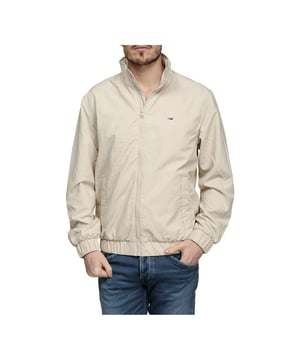 Deze jas voor heren van Tommy Jeans is gemaakt van gerecycled polyamide (duurzaam). Dit model heeft een opstaande kraag, lange mouwen en een ritssluiting. Details van deze jas: • 2 steekzakken