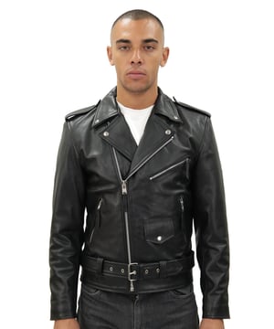 Esta clásica chaqueta de motociclista, un adorno de la icónica cultura de los años 60, está envuelta en borlas con flecos y presenta una cremallera YKK con etiqueta que se extiende sobre un frente cruzado. Los puños con cremallera, las solapas anchas y las hombreras contribuyen al atractivo elegante de esta pieza clásica y atemporal. Esta chaqueta también cuenta con un bolsillo con cremallera y tachuelas para mayor comodidad, así como un bolsillo con cremallera inclinado en el pecho. En el interior de la chaqueta hay un interior acolchado ajustado que incorpora dos bolsillos en el forro para guardar teléfonos móviles, billeteras, tarjeteros, etc. • Chaqueta de piel de vaca de primera calidad en el estilo clásico de Brando • Exterior con flecos con borlas • Puños con cremallera • Diseño cómodo y ajustado • Cremallera YKK asimétrica en la parte delantera • Compartimentos exteriores con cierre de tachuelas y cremallera • Cinturón ajustable • Bolsillos integrados en el forro de la chaqueta