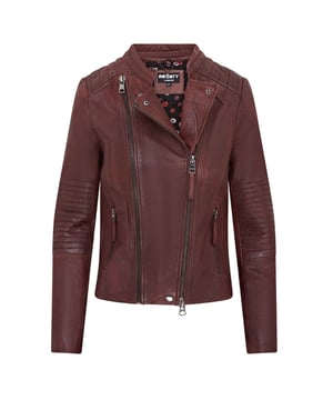 Presentamos una hermosa chaqueta de motociclista de cuero burdeos, confeccionada con cuero de napa de oveja ultra suave y flexible. Esta chaqueta cuenta con una estética elegante y discreta con una cremallera YKK de color bronce en ángulo y descentrada sobre un frente cruzado que se extiende hasta un cuello de solapa corto. Los hombros y los codos cuentan con acolchado tramline, que termina en ajustes de guantelete con cremallera para un ajuste personalizado. Dos bolsillos con cremallera en ángulo en la cintura se suman a la funcionalidad de la chaqueta. El interior está completamente forrado en satén para un acabado lujoso. Cuero de napa de oveja ultra suave, Cremallera YKK de color bronce en ángulo, Hombros y codos acolchados tramline, Dos bolsillos con cremallera en ángulo en la cintura, Interior completamente forrado en satén