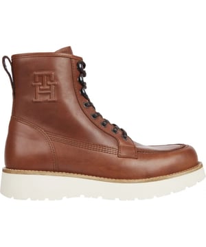 Zapatos Tommy Hilfiger para él. Los zapatos están hechos de cuero de alta calidad. El zapato tiene una plantilla de EVA, que proporciona una agradable amortiguación.  Marca: Tommy HilfigerNombre del modelo: lace-up boots Warm LiningCategoría: zapatos de hombreMateriales: cueroColor: marrón