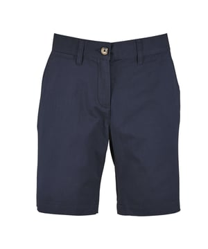 100% Katoen. Stof: Chino. Ontwerp: Eenvoudig. 190gsm. Zakken: 2 Italiaanse zakken, 1 ticketzak, 2 achterzakken, paspelrand. Stijl: Bermuda's. Sluiting: Knoop, Ritsgat. Riemlussen, afscheurlabel. Duurzaamheid: Oeko-Tex Standaard 100 gecertificeerd, Veganistisch. Verpakking: Polybag.