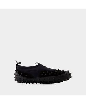 Dies sind die Millechiodi Sneakers von Sunnei, wo avantgardistisches Design auf zeitgemäßen Komfort trifft. Diese Sneakers verbinden mühelos einen avantgardistischen Stil mit moderner Praktikabilität, wobei das einzigartige Detail mit mehreren Schnürsenkeln für einen Hauch von Individualität sorgt. Für einen originellen Stil kombinieren Sie sie mit einer weiten Hose und einem übergroßen Grafik-T-Shirt. Diese unerwartete Kombination schafft einen topmodischen Look, der sich perfekt für einen Besuch auf statement bei der Eröffnung einer Kunstgalerie oder auf einer angesagten Party eignet. Sunnei Die Millechiodi Sneakers von brand's verdeutlichen das Engagement der Marke für Qualität und Mode, indem sie Ihnen eine unverwechselbare und vielseitige Wahl bieten, die mühelos modernen Charme mit Komfort und Eleganz vereint. Gehen Sie selbstbewusst und mit Ihrem persönlichen Sinn für Stil in diesen ikonischen Sneakers aus dem Haus und unterstreichen Sie Ihr einzigartiges Modebewusstsein. Farben: Schwarz - Black. Hauptmaterial: polyamide. Material Sohle: Gummi. Verschluss: einfach reinschlüpfen. Form der Kappe: mandel-förmig. Fällt normal aus - Sizing: Width: 10. Height: 2. Length: 26.