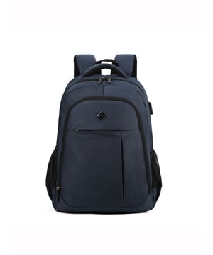 Mochila unisex. El cierre es con cremallera. Los bolsillos internos son uno abierto. Hay tres bolsillos externos con cremallera y dos laterales abiertos. Falta la correa para el hombro. El asa es de tela. Hay un compartimento interno. El material exterior es poliéster. Internamente está forrado en poliéster. Medidas: 49x37x17 cm. Producto de moda