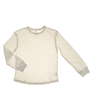 Camiseta de manga larga para adolescente, confeccionada en un tejido suave que garantiza confort durante todo el día. 

El diseño incluye un cuello redondo clásico que aporta sencillez y versatilidad, mientras que las mangas largas con puños aseguran un ajuste cómodo y estilizado. 

Perfecta para combinar con cualquier conjunto casual, esta camiseta ofrece estilo y comodidad en una prenda básica y esencial.
 Composición: 100% Algodón
 Cuidados:
- Lavar a máquina en agua fría  y ciclo delicado.
- Usar detergentes suaves.
- Usar secadora a baja temperatura.
- Planchar a bajas temperaturas.
- No lavar en seco.