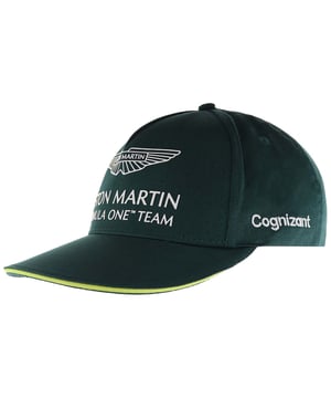 Es gibt nur wenige Automobilmarken, die so ikonisch und zeitlos sind wie Aston Martin. Zeigen Sie Ihre Unterstützung für die bedeutsame Rückkehr des Unternehmens in die Formel 1 im 21. Jahrhundert mit der offiziellen Teamkleidungskollektion. Diese klassische Cap mit gebogenem Schirm verfügt über einen verstellbaren, perforierten Riemen, damit Sie die perfekte Passform finden können, sowie ein Union-Jack-Tag für einen Hauch britischen Stils. Der Teamname wird entlang des Randes des Schirms wiederholt, der eine strukturierte Unterseite hat, und gedruckte Teamdetails sind an der Vorderseite, der Seite und der Rückseite der Krone zu finden, einschließlich eines „V5“-Designs auf dem Schirm.