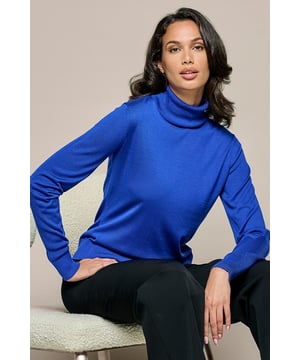 Voor de koudere seizoenen is een lichtgebreide coltrui van Mart Visser een onmisbare aanvulling op je garderobe. De Elaine top is de perfecte winter essential in een prachtige kobaltblauwe kleur. Deze gebreide coltrui heeft een ingebreid driehoekig motief op de mouwen en het rugpand, een kenmerkend designerdetail! De trui is afgewerkt met ribboorden aan de onderkant en de hals, en heeft een Mart Visser-tag van metaal op de achterkant. De top heeft lange mouwen en een losse pasvorm die mooi om het lichaam valt en tot op de heup reikt. Deze stijlvolle top is gemakkelijk te combineren en verkrijgbaar in andere trendy kleuren.