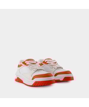 Colores: BLANCO - Blanco - Paladio. Material principal: piel de becerro ante con efecto rejilla. Piel de becerro lisa. Cierre: cordones en la parte superior. Forma de la punta: almendra. Cómo queda: fiel a la talla - Talla: IT.