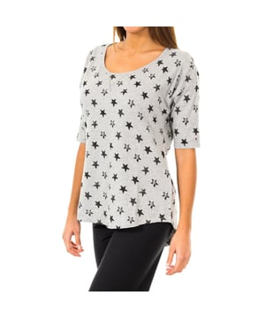Camiseta de manga 3/4 Tommy Hilfiger.
Color gris con estampado de estrellas negras.
Cuello de barca, con acabado acanalado.
Bordado del logo de la marca, en una de las mangas.
Costuras vistas a tono.

Composición:
- 100% Algodón.

 Instrucciones de lavado:
-Lavar a temperatura máx. 40ºC.
-No usar lejía.
-Admite lavado en seco.
-Permite utilizar secadora.
-Planchar a temperatura máx. 130ºC.