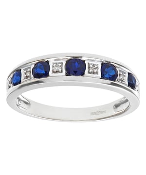 9K (375) witgoud: 2,8 gram; # Diamant: 0,025 ct; # Gemaakt saffier: 0,57 ct