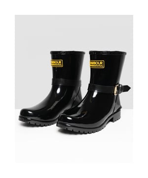 Botas mugello negras Barbour International para mujer, fabricadas en caucho y suela de caucho. Presentan: acabado de alto brillo, suela de perfil bajo, marca Barbour, hebilla decorativa y estilo motero.