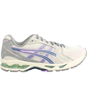 Las zapatillas Asics Gel-Kayano 14 Beige para mujer son la combinación perfecta de elegancia y rendimiento para las corredoras más exigentes. Meticulosamente diseñadas para proporcionar una comodidad, estabilidad y estilo inigualables, estas zapatillas están equipadas con características clave que las distinguen. Explora las características únicas de las Gel-Kayano 14:

 Tecnología de amortiguación Gel:  Las Gel-Kayano 14 incorporan la famosa tecnología de amortiguación Gel de Asics, estratégicamente colocada para ofrecer una excepcional absorción de impactos. Experimenta una pisada suave y cómoda, minimizando el impacto en tus articulaciones y mejorando tu experiencia de carrera en general.

 Sistema de soporte dinámico Duomax:  Adaptado al pie femenino, el sistema de sujeción Dynamic Duomax mejora la estabilidad y la sujeción. Diseñado para tratar la sobrepronación, esta característica garantiza una zancada controlada y eficiente, reduciendo el riesgo de molestias y fatiga.

 Parte superior de malla transpirable:  Las zapatillas cuentan con una parte superior de malla transpirable que favorece un flujo de aire óptimo, manteniendo los pies frescos y cómodos durante la carrera. Esto no sólo mejora la transpirabilidad, sino que también ayuda a prevenir molestias y ampollas.

 Sistema de sujeción del talón para un ajuste seguro:  El sistema Heel Clutching System está diseñado para proporcionar un ajuste seguro y adaptable alrededor del talón, minimizando el deslizamiento y garantizando la estabilidad durante las carreras de alta intensidad. Esta característica contribuye a una sensación de bloqueo para mejorar el rendimiento.

 Tecnología de entresuela FlyteFoam Propel:  La entresuela FlyteFoam Propel ofrece una amortiguación ligera y un retorno de energía, proporcionando una experiencia de carrera sensible y eficiente. Esta tecnología añade una capa extra de rebote a cada paso, impulsándote hacia adelante con cada zancada.