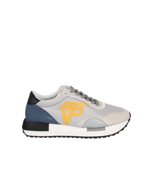 Atadas con cordones, lo que asegura un ajuste perfecto y comodidad al llevarlas, estos zapatos son una excelente opción tanto para estilos cotidianos como para ocasiones más formales.

La punta redonda da a los zapatos un aspecto clásico y elegante, a la vez que proporciona comodidad a los dedos, lo que los hace ideales para llevar durante largo tiempo.

En la lengüeta y en la parte trasera el nombre de la marca, lo que añade un carácter único a los zapatos y permite expresar sutilmente tu estilo y reconocimiento por la calidad.

La suela con logo no solo asegura excelente adherencia y durabilidad, sino que también resalta el cuidado por los detalles y la alta calidad de la fabricación.

Hechos de cuero natural de alta calidad y tela, estos zapatos ofrecen una durabilidad excepcional, estilo y comodidad, haciendo de ellos una inversión para muchos años.

Empaquetados en una caja de la marca, lo que los convierte en una idea perfecta para un regalo o un elegante complemento para tu guardarropa, protegiéndolos de daños.